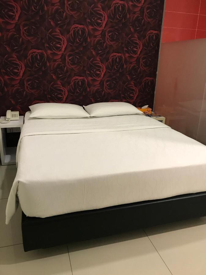 Goody Hotel Джохор Бахру Екстериор снимка