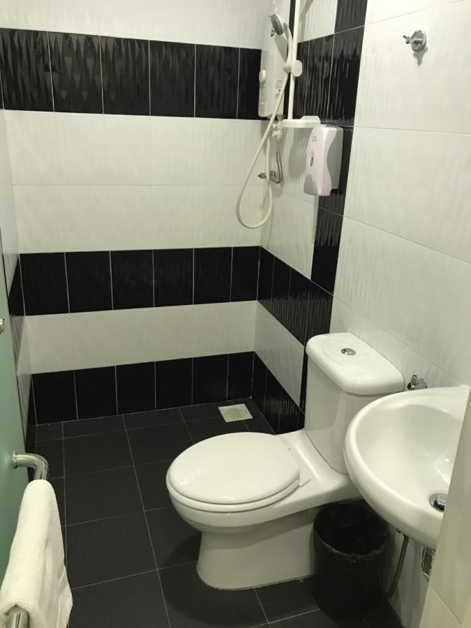 Goody Hotel Джохор Бахру Екстериор снимка