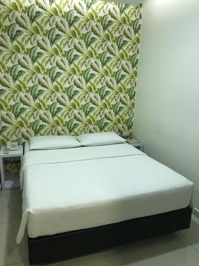 Goody Hotel Джохор Бахру Екстериор снимка