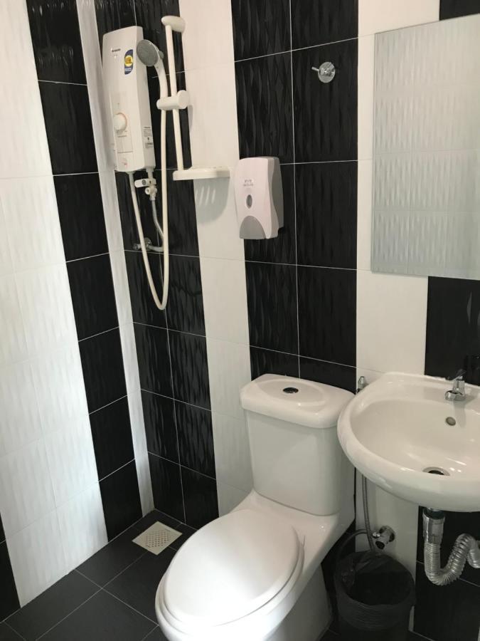 Goody Hotel Джохор Бахру Екстериор снимка