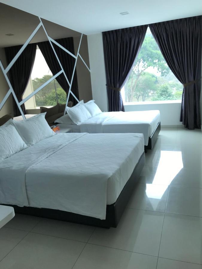 Goody Hotel Джохор Бахру Екстериор снимка