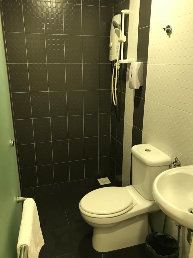 Goody Hotel Джохор Бахру Екстериор снимка